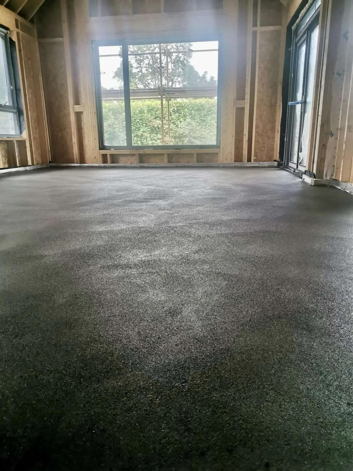 Floor screed preparation for tiling